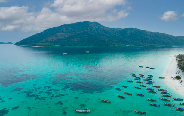 vue aérienne de la plage de l’île tropicale avec bord de mer comme l’île tropicale dans un récif de corail, mer bleue et turquoise avec fond de bateau local - caïman photos et images de collection