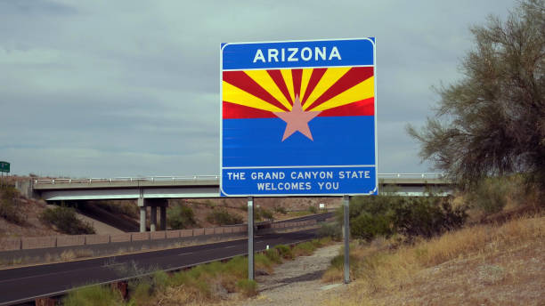 welcome to arizona road sign on the state border route - route 66 road sign california imagens e fotografias de stock