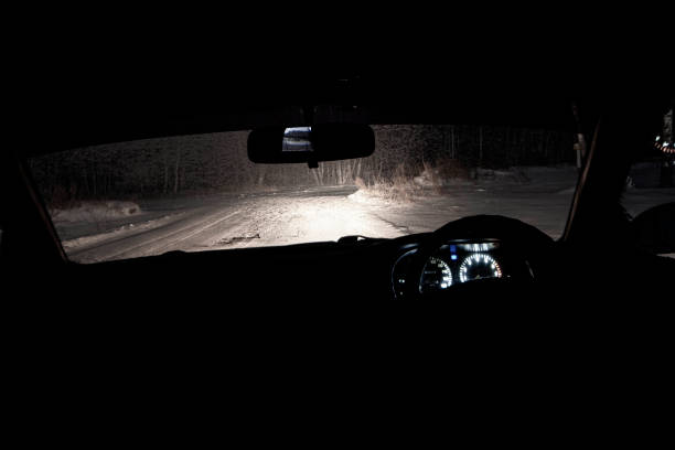 vue de la voiture sur une nuit d’hiver avec des chutes de neige, l’arrière-plan avant et arrière est flou avec effet bokeh - reckless driving photos et images de collection