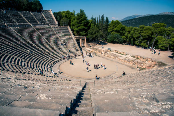 エピダウロスの劇場。古代ギリシャ、ペロポネソス半��島 - epidaurus greece epidavros amphitheater ストックフォトと画像