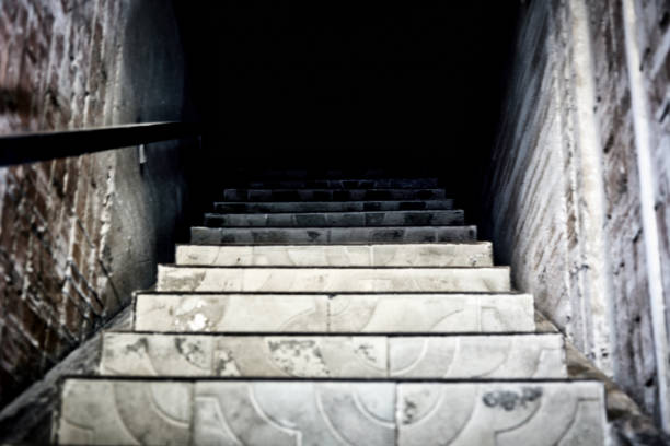 terrível porão preto cujos passos levam ao abismo - basement staircase old steps - fotografias e filmes do acervo