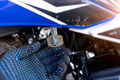 motorrad-kraftstoff-zapfhahn-nahaufnahme-makrofoto.jpg?b=1&s=170x170&k=20&c=6ayaRKz0Sbptu-ZxRevIQj8V16nBleCi6g76M-nykuc=