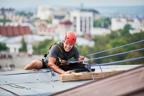 istock Industrial mountaineering worker cleaning window outside building. 1367837933
