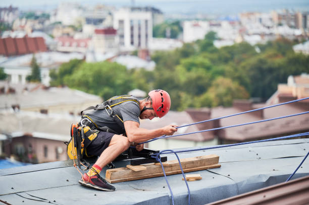 istock Industrial mountaineering worker cleaning window outside building. 1367837934