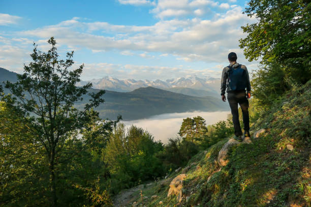 koruldi lake trek - ein männlicher backpacker mit einem atemberaubenden morgenblick auf die bergketten in mestia, land georgiens. - svaneti stock-fotos und bilder