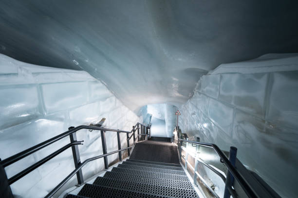 palais de glace sur le jungfraujoch, sommet de l’europe, alpes, suisse - jungfraujoch photos et images de collection