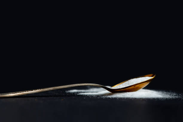 золотая винтажная ложка, полная соли - sugar spoon salt teaspoon стоковые фото и изображения