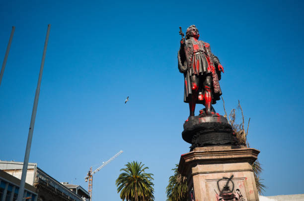 monument to christopher columbus damaged by red paint - vandalism imagens e fotografias de stock