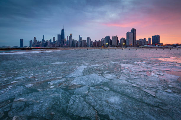 vista del centro di chicago sul lago michigan. - great lakes foto e immagini stock