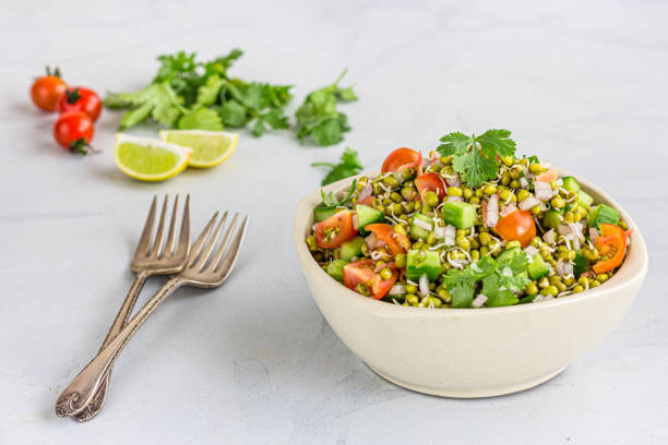 salada de broto de feijão verde, comida crua saudável - mung bean - fotografias e filmes do acervo