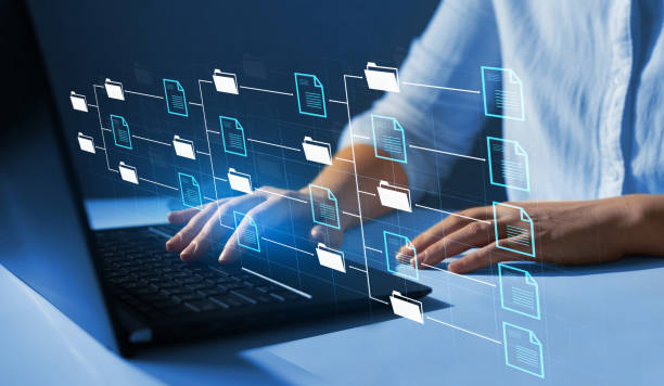 concepto de base de datos de documentación en línea y sistema de gestión documental. mujer de negocios trabajando en computadora portátil con pantalla virtual. automatización de procesos para gestionar archivos de forma eficiente. - legal system filing documents data warehouse fotografías e imágenes de stock