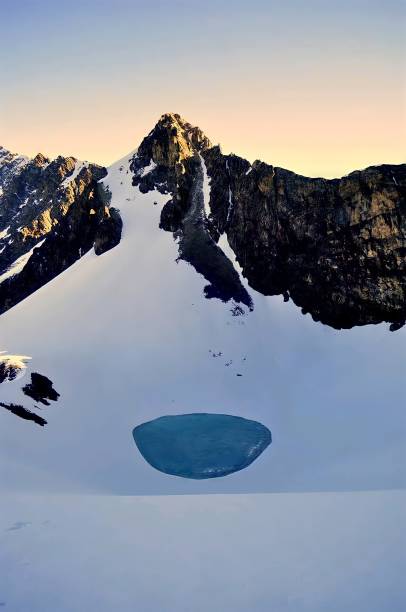 panoramablick auf den roopkund-see (ein skelettsee in der himalaya-region), einen zugefrorenen gletschersee. - indian peaks stock-fotos und bilder