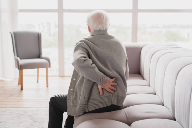 背の痛み、坐骨神経痛、座りっぱなしのライフスタイルの概念に苦しんで、背中に触れる年配の老人の祖父。脊椎の健康上の問題。医療保険 - arthritis osteoporosis pain backache ストックフォトと画像