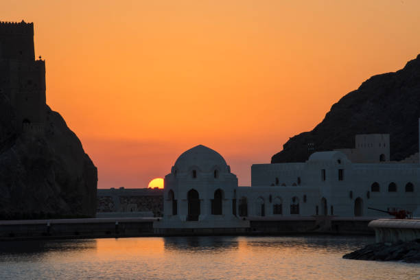 al jalali fortess au lever du soleil à mascate, oman. - jalali photos et images de collection