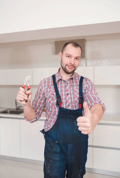 istock handyman giving the thumb up 1367873759