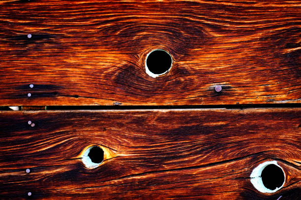 velhas tábuas de madeira weatherd com knotholes holes textura - weatherd - fotografias e filmes do acervo