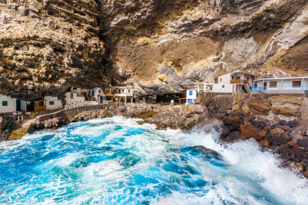 paisagem com caverna de pirata - volcanic landscape rock canary islands fuerteventura - fotografias e filmes do acervo