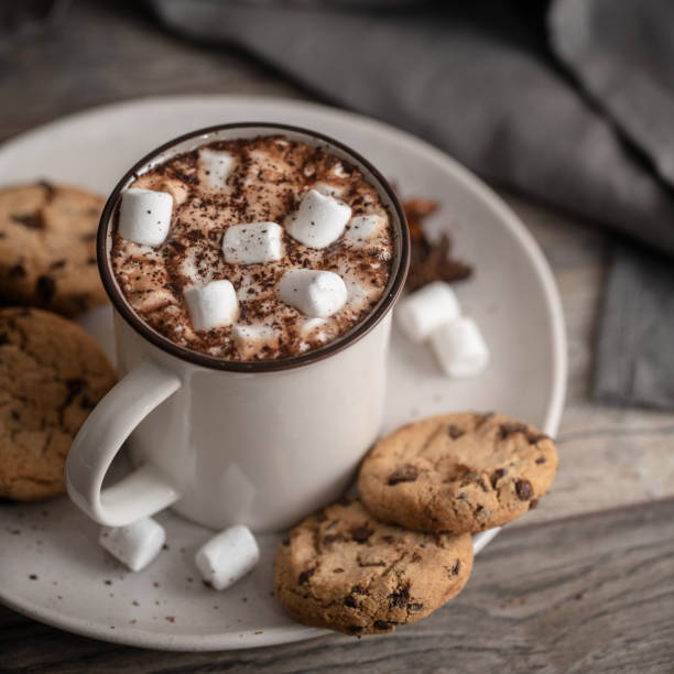 taza de un fragante chocolate caliente o café con malvaviscos - chocolate caliente fotografías e imágenes de stock