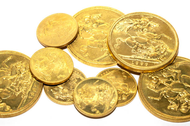 złote suwerenne monety bulion na białym tle - gold ingot coin bullion zdjęcia i obrazy z banku zdjęć