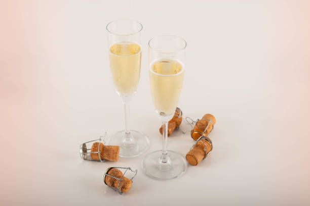 グラスの豪華なシャンパン、新年や重要なイベントを祝うお祝いの方法、スパークリングワインで乾杯 - champagne flute champagne glass alcohol ストックフォトと画像