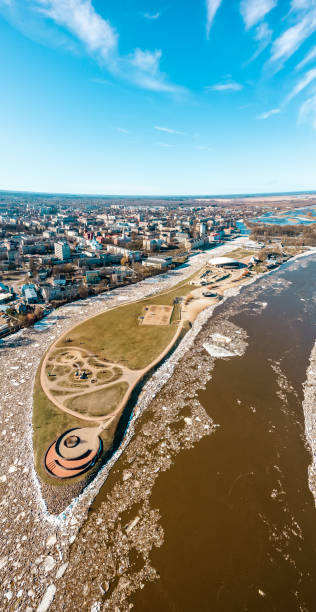 vista panorâmica aérea da cidade de jelgava (ilha postal) no início da primavera ou inverno com grandes cubos de gelo no rio - jelgava - fotografias e filmes do acervo