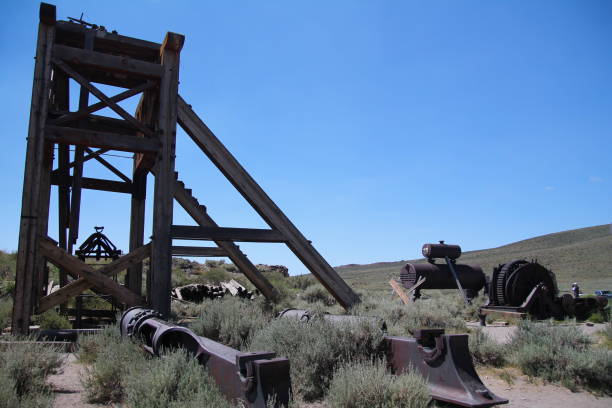 la pompe abandonnée de la ville fantôme de bodie dans le désert - oil pump flash photos et images de collection