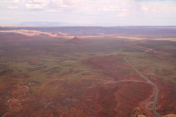 la vue sur les terres rouges depuis le sommet du moki dugway - moki dugway photos et images de collection