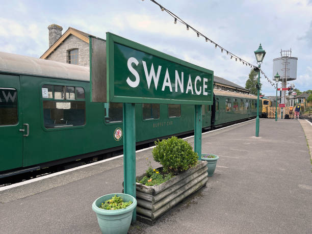 スワネージ駅のプラットホームの駅名の看板 - swanage ストックフォトと画像