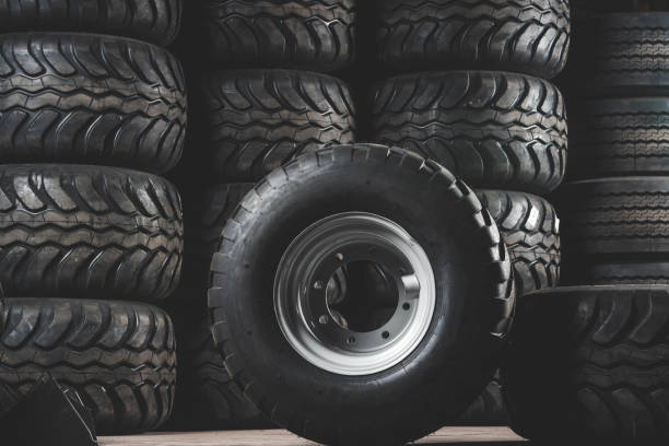 neue winterreifen zum verkauf vorrätig - tire auto repair shop part of vehicle stack stock-fotos und bilder