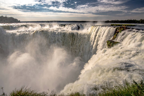 основной вид на горло дьявола (garganta del diablo) с аргентинской стороны водопада игуасу, в южной америке. - iguazú стоковые фото и изображения
