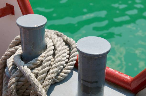 corde d’amarrage et bornes en gros plan d’un bateau de tourisme sur le lac de lugano, suisse - moored passenger ship rope lake photos et images de collection