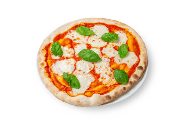 바질이 있는 마가리타 피자, 토마토를 주스에 넣고, 모짜렐라 치즈, 올리브 오일을 흰색으로 고립된 배경에 접시에 담았습니다. - cheese topping 뉴스 사진 이미지