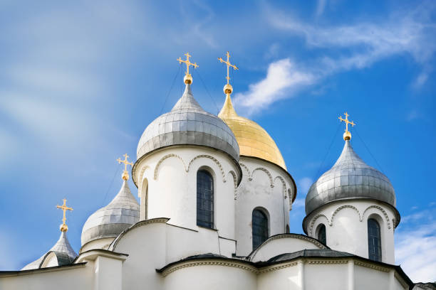 le cupole della chiesa ortodossa contro il cielo blu. russia - novgorod foto e immagini stock