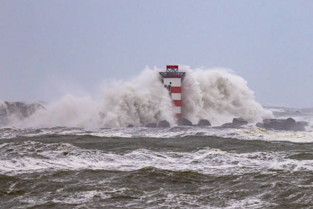 sturm corrie niederlande trifft leuchtturm - pier sea storm nature stock-fotos und bilder