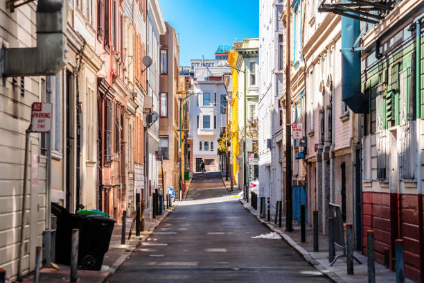 san francisco - wzgórze telegraficzne - narrow alley zdjęcia i obrazy z banku zdjęć