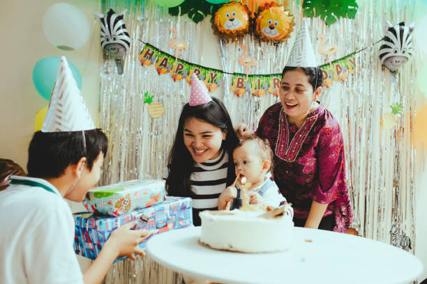 famiglia felice alla festa di compleanno - anniversary birthday gift party foto e immagini stock