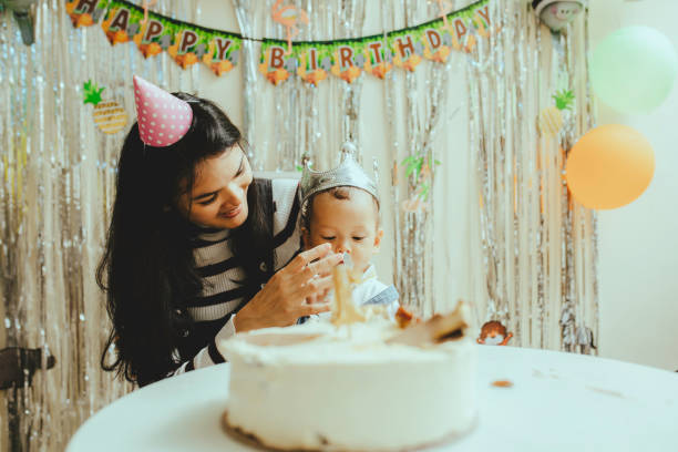 famiglia felice alla festa di compleanno - first birthday foto e immagini stock