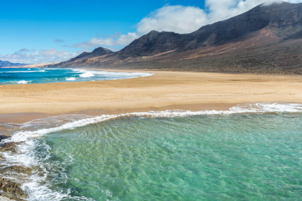 landschaft des cofete-strandes mit türkisfarbenem wasser auf der insel fuerteventura, spanien - kanarische inseln. - fuerteventura stock-fotos und bilder