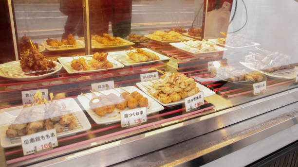 東京のテイクアウト店で日本の焼き鳥鶏の串焼き