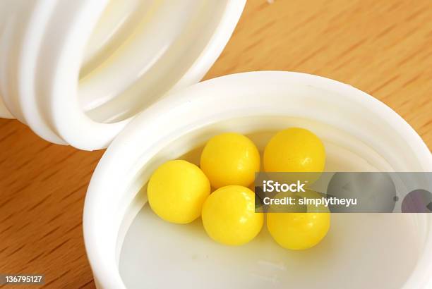 Amarelo Dragee Comprimido - Fotografias de stock e mais imagens de Comprimido - Comprimido, Cápsula, Esfera