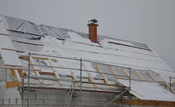 bad news for builders, stop work on building a house due to heavy snowfall.snow covered truss and foil now protected the interior of the building from getting wet. construction site frozen interrupted - roof tile architectural detail architecture and buildings built structure imagens e fotografias de stock