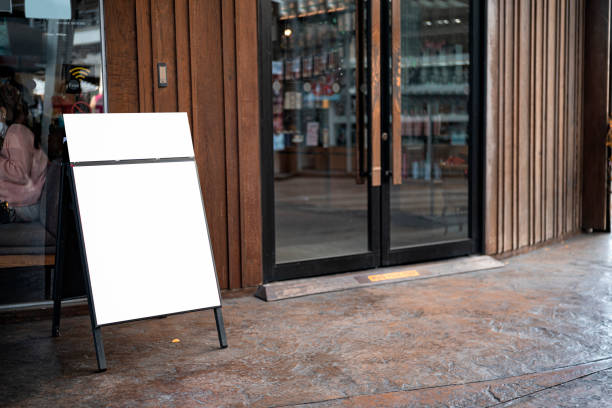 la hoja blanca en blanco se coloca frente a una cafetería. - sidewalk cafe fotografías e imágenes de stock