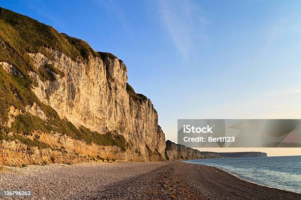 Acantilados Cerca De Etretat Y Fecamp La Sala Normandy Francia Foto de stock y más banco de imágenes de Acantilado