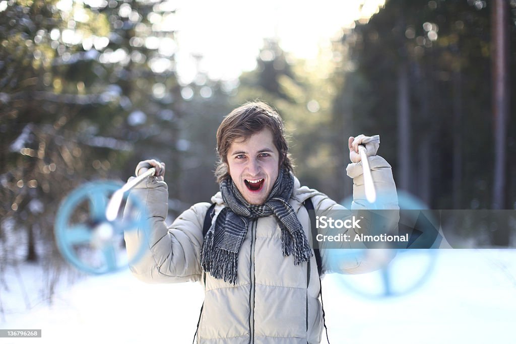 Jeune homme hurlant sur un parcours de cross-country - Photo de Colère libre de droits