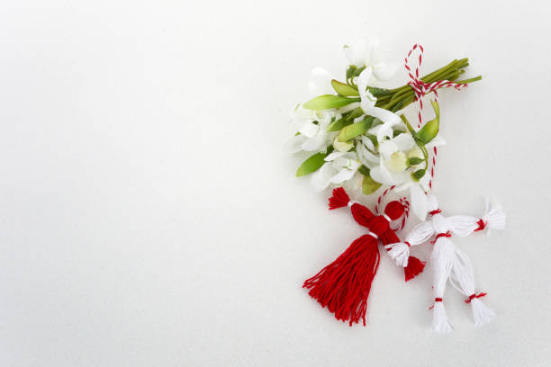 bouquet di bucaneve e martisor rosso e bianco dalls su sfondo bianco brillante. vacanze martisor e baba marta - moldavia europa orientale foto e immagini stock