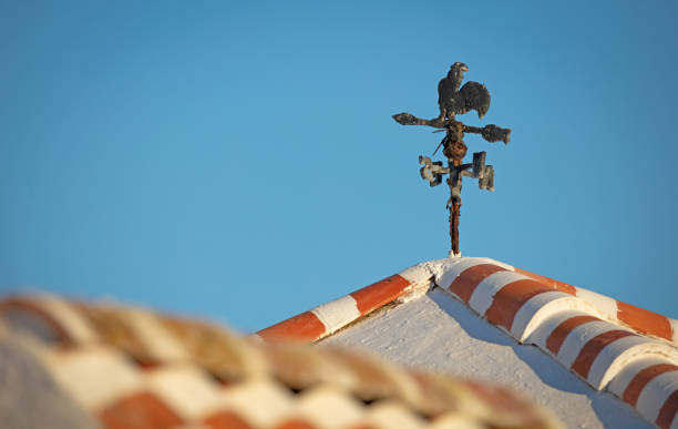 weathercock zeigt, in welche richtung der wind weht - roof roof tile rooster weather vane stock-fotos und bilder