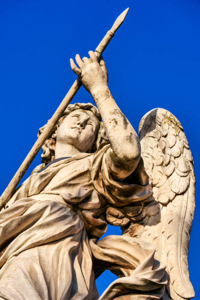 the detail of a statue of an angel by bernini in the historic and baroque heart of rome - knikkers fotos stockfoto's en -beelden