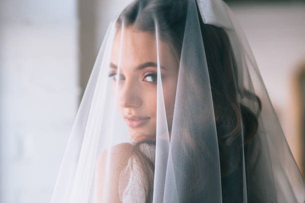 piękny portret panny młodej z welonem na twarzy. zbliżenie portret młodej wspaniałej panny młodej. ślub. - bride veil women human face zdjęcia i obrazy z banku zdjęć