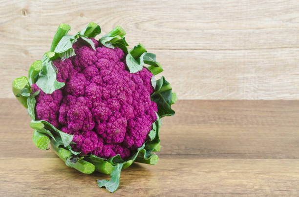 świeżość fioletowy kalafior. - purple cauliflower zdjęcia i obrazy z banku zdjęć