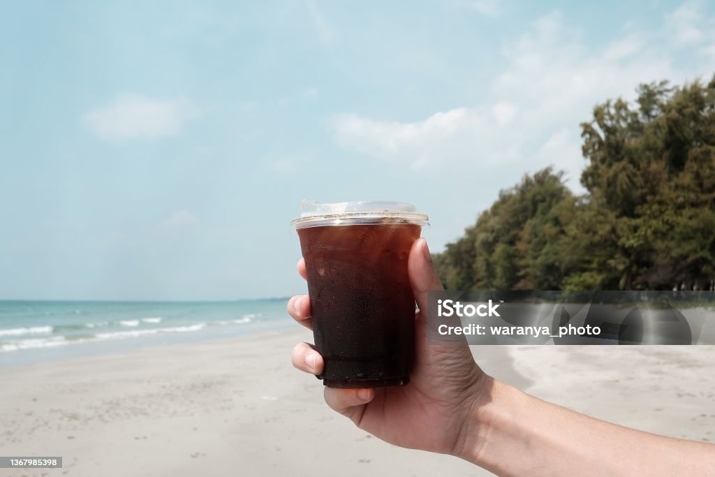 Tangan Memegang Es Kopi Dan Laut Es Kopi Hitam Americano Dalam Cangkir